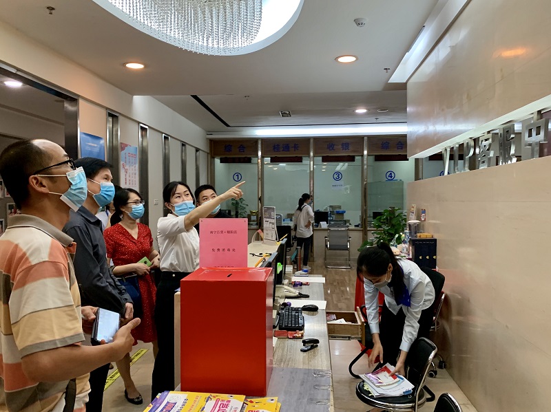 興寧區(qū)副區(qū)長陸穎在南寧百貨朝陽店服務(wù)總臺進(jìn)行創(chuàng)城實(shí)地檢查.jpg